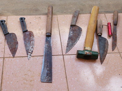 Dí roi điện để cướp tài sản