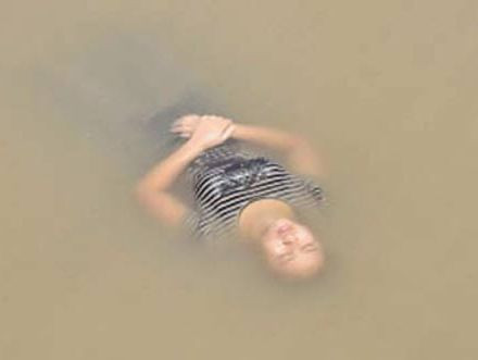 Thi thể phụ nữ bị trói chặt 2 tay nổi dưới chân cầu