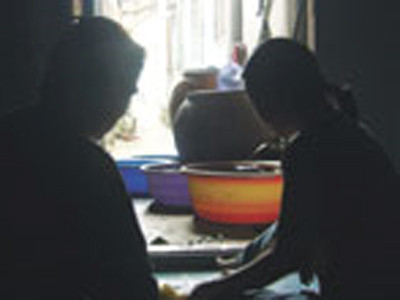 Đôi vợ chồng trẻ. Ảnh: C.N (Thanh Niên)