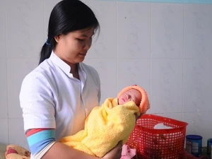 Cứu một trẻ sơ sinh bị chôn sống bởi hủ tục