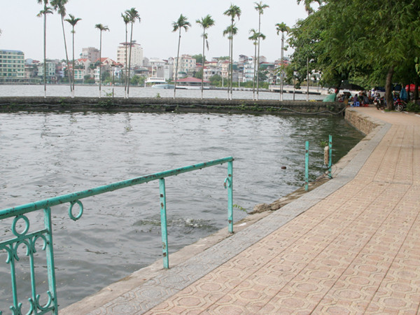 Nguy hiểm lan can Hồ Tây