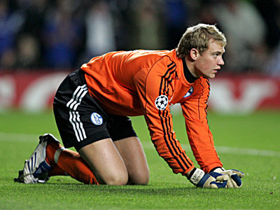 Thủ môn bị CĐV đấm vào mặt