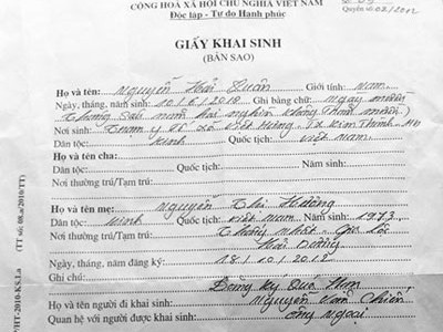 Cậu bé có hai giấy khai sinh mang hai họ khác nhau