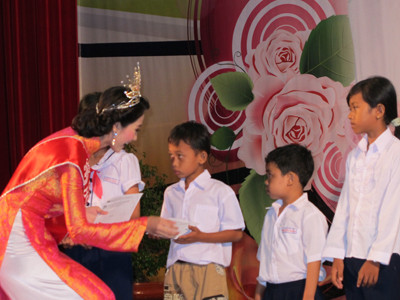 Hoa hậu Đặng Thu Thảo trao 30 suất học bổng