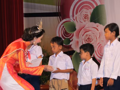 Hoa hậu Đặng Thu Thảo trao 30 suất học bổng