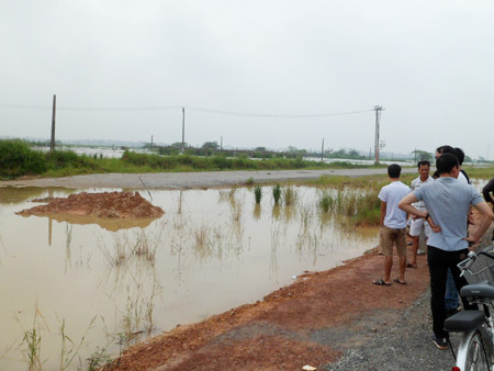 Hai học sinh chết đuối dưới hố công trình cầu Nhật Tân