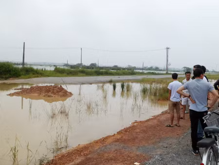 Hai học sinh chết đuối dưới hố công trình cầu Nhật Tân