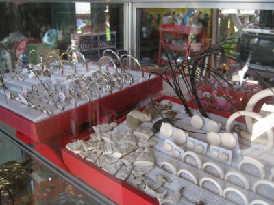 Hàng dỏm bán bừa ở Buôn Đôn