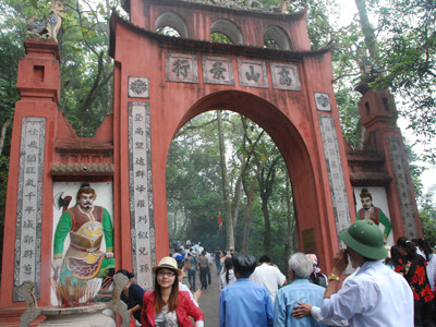 Chiêm quan chữ nghĩa Đền Hùng