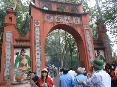 Chiêm quan chữ nghĩa Đền Hùng