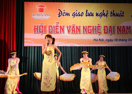 Tưng bừng văn nghệ sinh viên Đại Nam