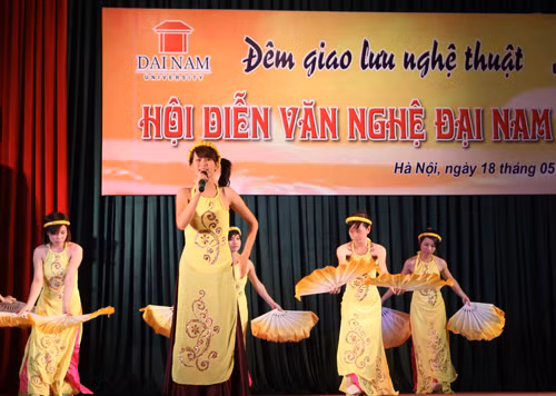 Tưng bừng văn nghệ sinh viên Đại Nam