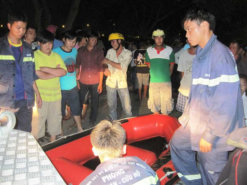 'Kích' nhau bơi sông, 1 người chết, 6 người cấp cứu