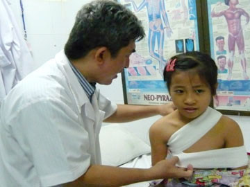 Nỗi khiếp sợ đeo cặp đi học của bé gái lớp 4