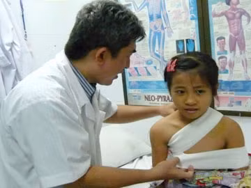 Nỗi khiếp sợ đeo cặp đi học của bé gái lớp 4