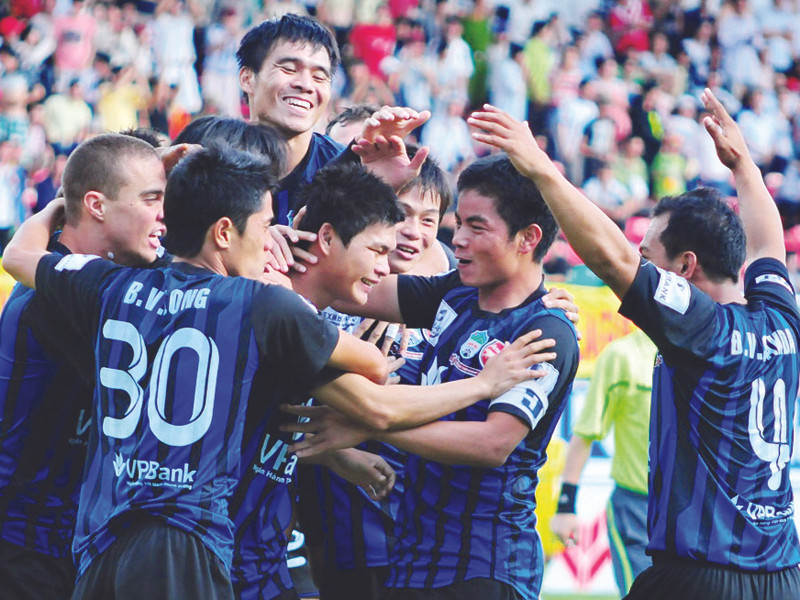 Pleiku mở hội, Cao Lãnh ngậm ngùi