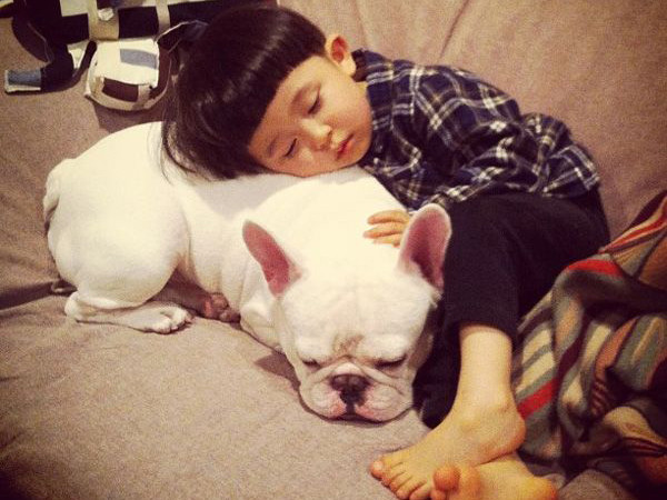 Các nhóc tì khiến dân mạng phát sốt vì quá dễ thương