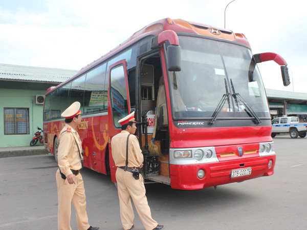 Bắt xe khách 'nhồi' gần gấp đôi khách quy định