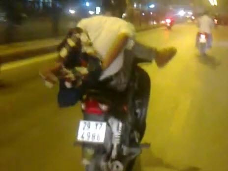 Thanh niên cởi áo, lái xe bằng một chân