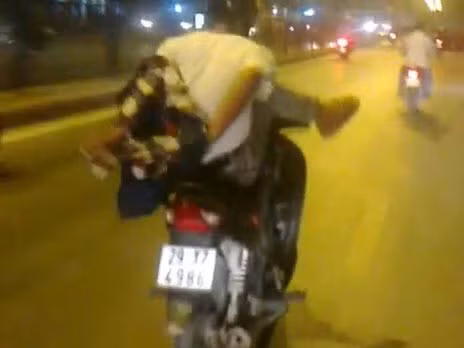Thanh niên cởi áo, lái xe bằng một chân