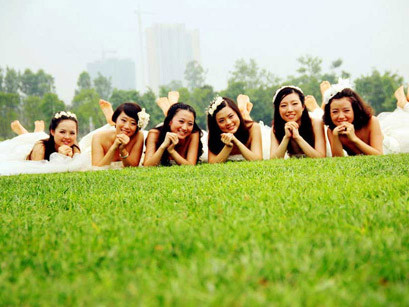 Nữ sinh mừng tốt nghiệp bằng…váy cưới