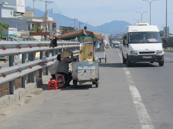 Ồ ạt lấn chiếm hành lang Quốc lộ 1A