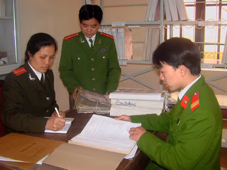 Xuyên rừng bắt kẻ giết người giữa 30 nòng súng kíp