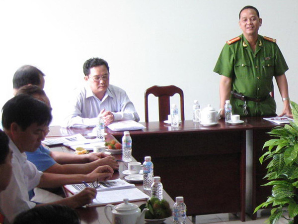 Ông Lèo (ngồi đeo kính trắng) trong một cuộc họp về an toàn giao thông năm 2010. Ảnh: Xuân Lương