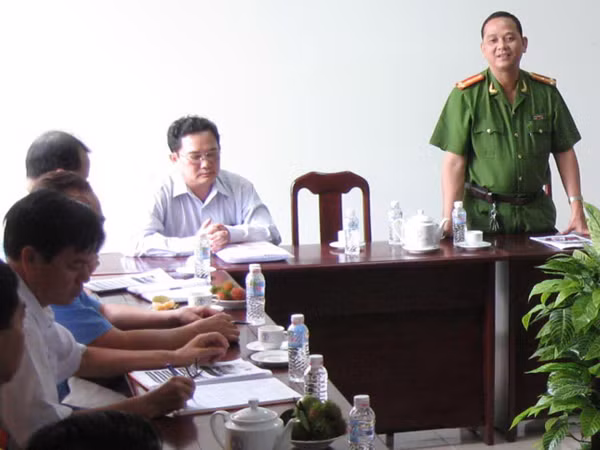 Ông Lèo (ngồi đeo kính trắng) trong một cuộc họp về an toàn giao thông năm 2010. Ảnh: Xuân Lương