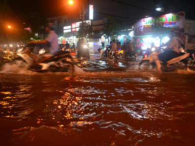 Triều cường đạt đỉnh, phố thành sông