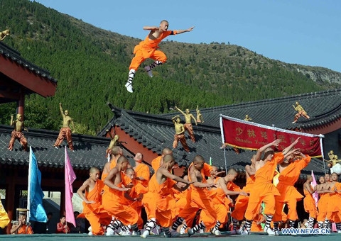 Võ sinh Thiếu Lâm thi triển tuyệt chiêu