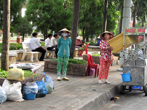 Bát nháo ở công viên bến Ninh Kiều