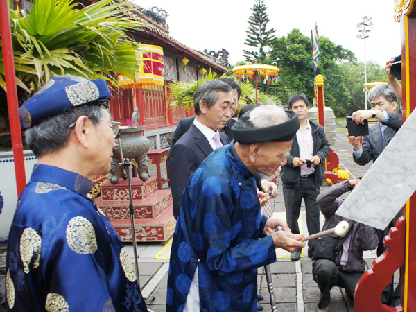 Bàn giao bộ bác chung, đặc khánh