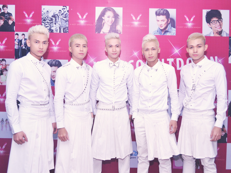 Nhóm 365 gây sốc khi đồng loạt nhuộm tóc trắng