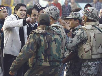 Quân cảnh Ai Cập bao vây người biểu tình còn nán lại Quảng trường Tahrir ở Cairo