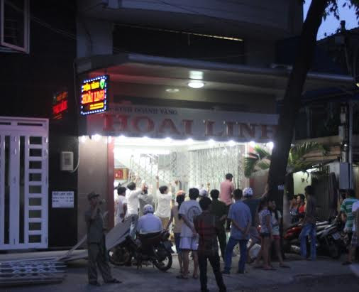 Ô tô tông đổ cửa tiệm vàng