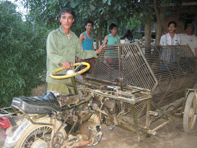 Nông dân chế xe đa năng, điều khiển bằng sóng mobile