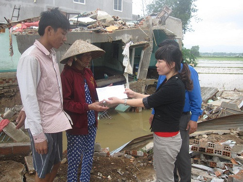 Đại diện báo Tiền Phong trao quà cứu trợ khẩn đến nhà bị sập hoàn toàn và có người mất do lũ