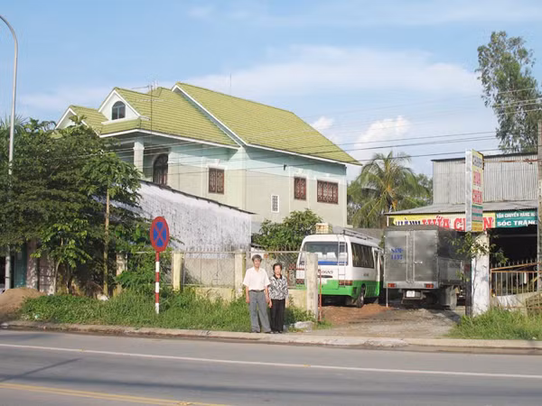 Vợ chồng ông Lâm Văn Tú trước khu đất bị ông Lèo chiếm một phần cất biệt thư