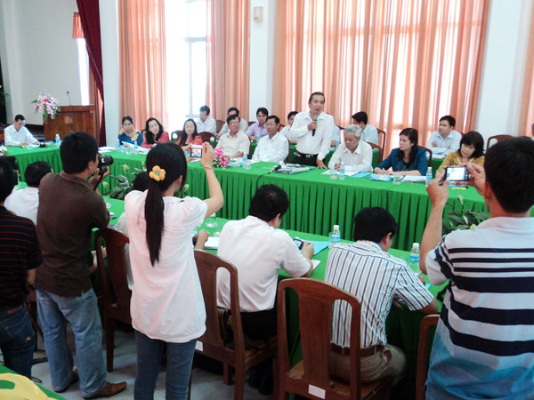 Ông Võ Thanh Hùng (đứng, cầm micro) trả lời báo chí. Ảnh: Sáu Nghệ