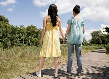 Thân thiết quá… tôi dần yêu bạn đồng giới