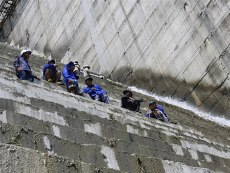 Thân đập thủy điện rò nước: Cần ngay tư vấn độc lập