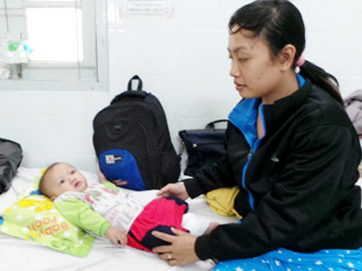 Bé trai văng qua cửa xe khách thoát chết diệu kỳ