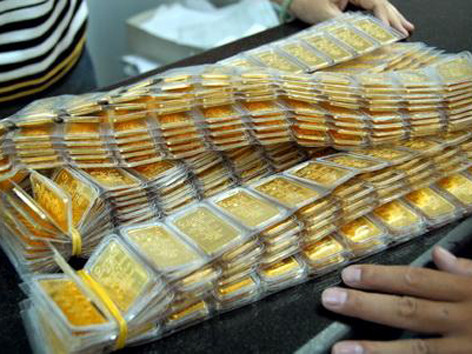 Giá vàng vùng vẫy lao dốc