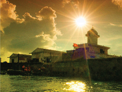 Đèn biển trên đảo đá Tây