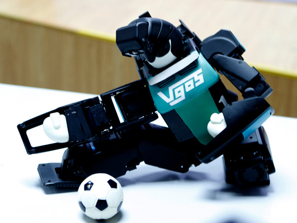 Robot Nhật Bản chơi đàn, đá bóng