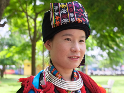 Thí sinh người Dao trong cuộc thi Hoa hậu VN 2012