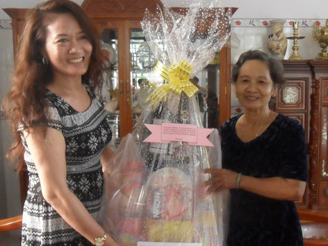 Tặng quà cựu cán bộ ngành tư pháp