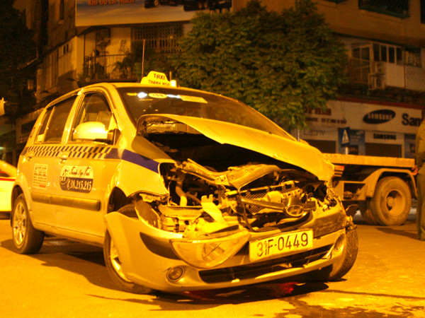 Phần đầu của chiếc ta xi bị hư hỏng nặng