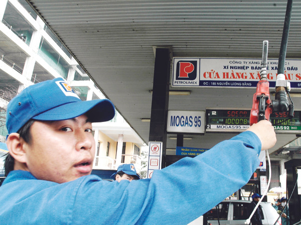 Cách tính giá xăng theo tháng như hiện nay khiến giá xăng trong nước thường xuyên ngược chiều với giá thế giới. Ảnh: Hồng Vĩnh